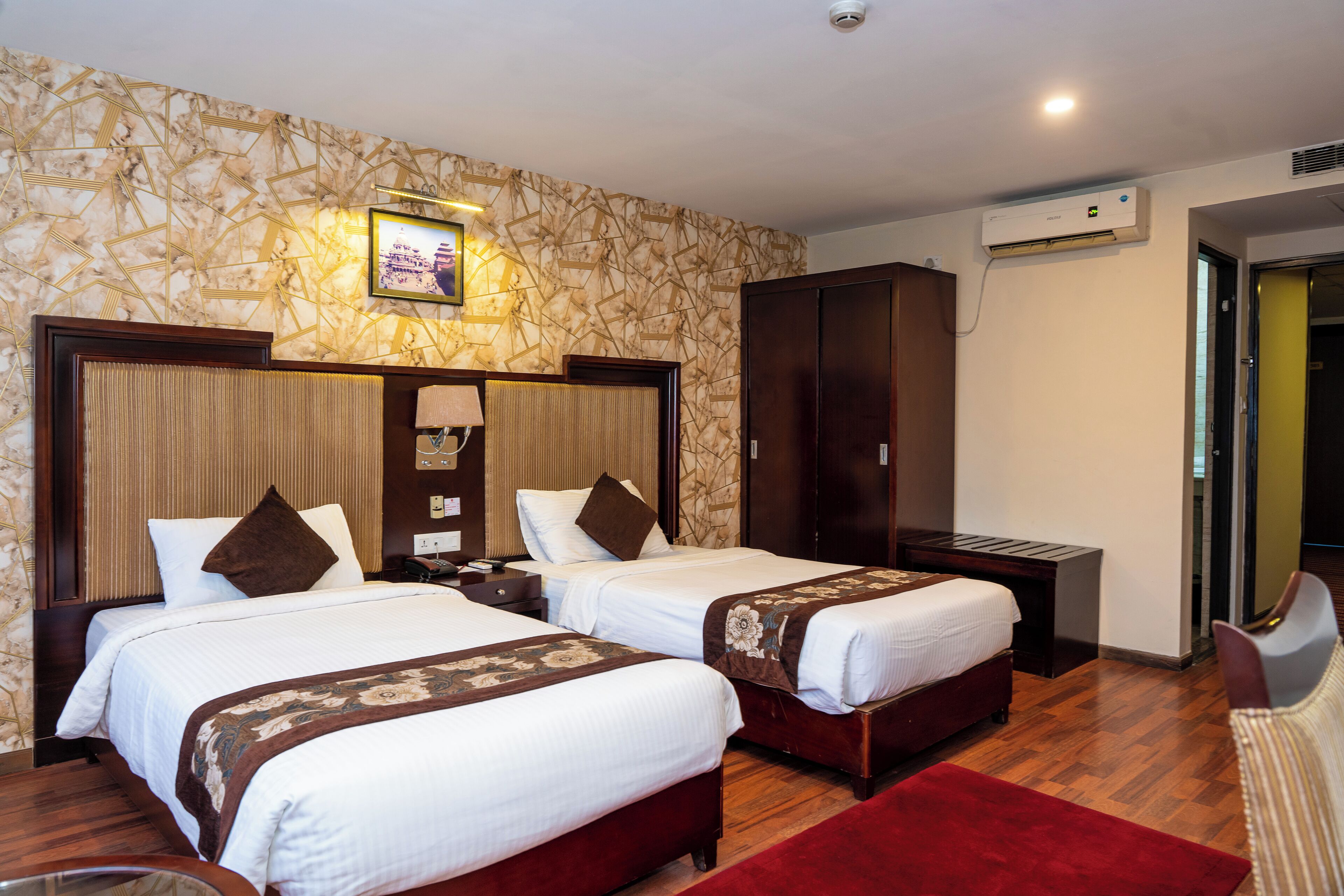 Deluxe-værelse med 2 enkeltsenge | Pengeskab på værelset, individuel indretning, skrivebord