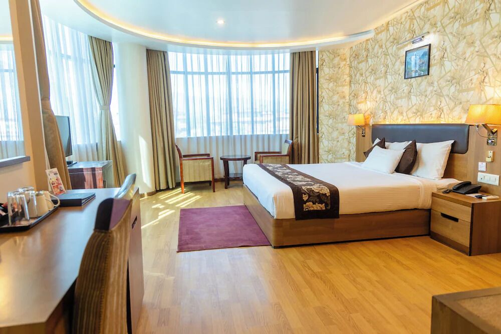 Habitación ejecutiva | Caja de seguridad en la habitación, muebles diferentes y escritorio 