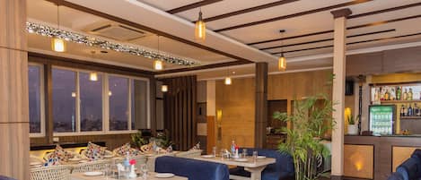 2 restaurants, spécialités Cuisine locale et internationale