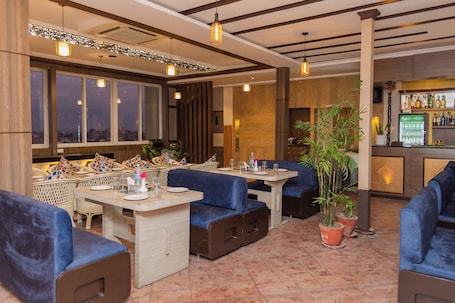 2 restaurants, breakfast, lunch served; local and international cuisine