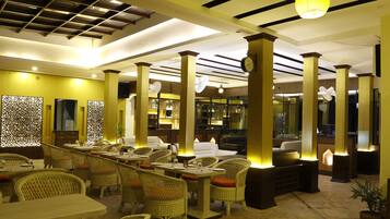 2 restauranter, frokost serveres, lokale og internasjonale retter