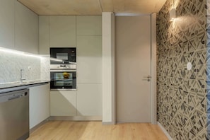Coffee/tea maker, fridge, microwave, oven