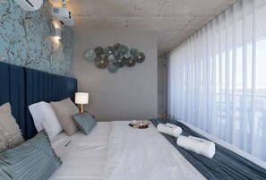 3 bedrooms, iron/ironing board, travel cot, WiFi - Luxurious Apartment w/ Balcony & Pool by HostWise (Vila Nova de Gaia)