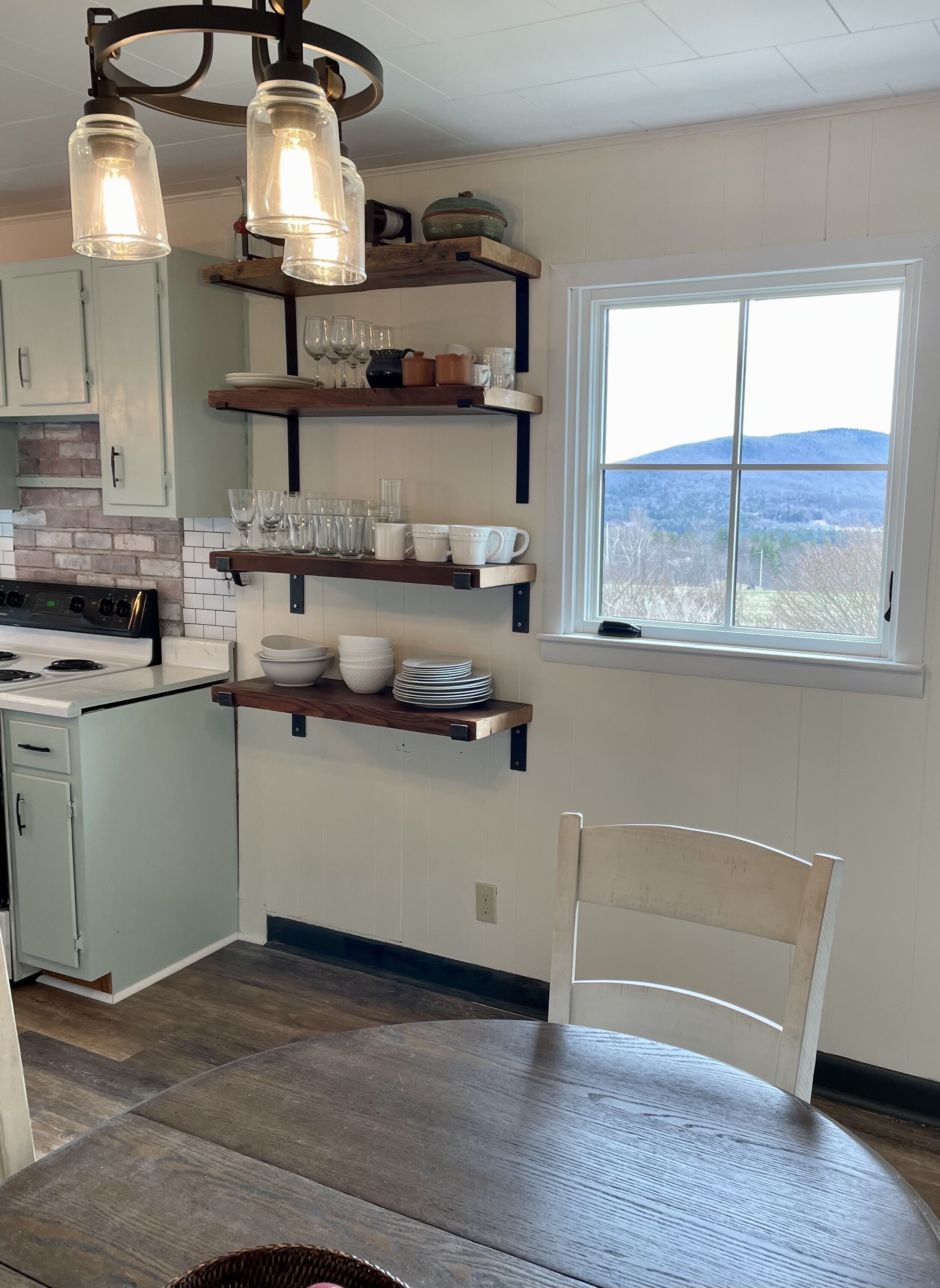 Horses, views, updated house, skiing, hiking and shops abound!