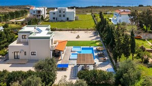 A coastal property with multiple buildings, a swimming pool, and a beach. - Aileen Villa with Private Pool (Κοσκινού)