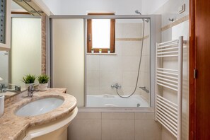 Bañera con ducha, secador de pelo, toallas
