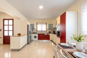 ثلاجة، ميكروويف، فرن، موقد طهي مسطح