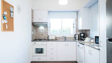 Lemari es besar, microwave, oven, dan kompor
