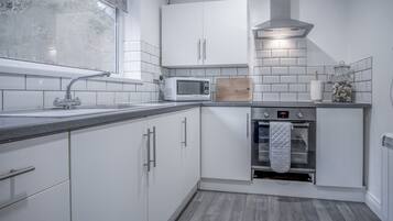 Apartment (2 Bedrooms) | Private kitchen | Full-size fridge, microwave, oven, stovetop