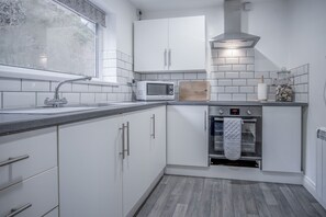 Apartment (2 Bedrooms) | Private kitchen | Full-size fridge, microwave, oven, stovetop - Pharmacy Court - 2 Bed - Saundersfoot (Saundersfoot)