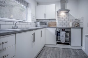 Apartment (2 Bedrooms) | Private kitchen | Full-size fridge, microwave, oven, stovetop