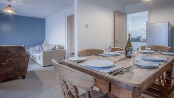 32-inch flat-screen TV with cable channels, TV