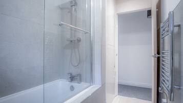 Apartment (2 Bedrooms) | Bathroom | Combined shower/bathtub, towels