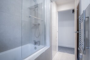 Apartment (2 Bedrooms) | Bilik Mandi | Gabungan pancuran/tab mandi, tuala disediakan 
