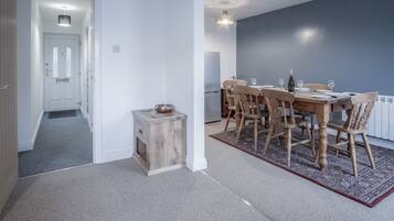 ทีวีจอแบน 32 นิ้ว พร้อมช่องเคเบิล, ทีวี