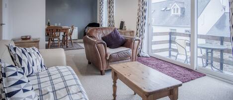 Apartment (2 Bedrooms) | Wohnbereich | 32-Zoll-Flachbildfernseher mit Kabelempfang, Fernseher