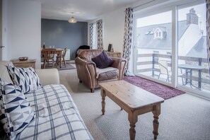 Appartement (2 Bedrooms) | Coin séjour | Télévision à écran plat de 32 pouces avec chaßnes par cùble, télévision