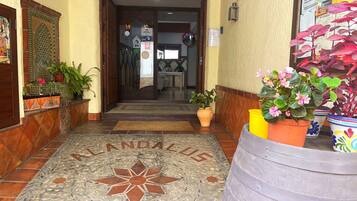 Vista frontal de la propiedad