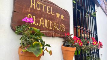 Vista frontal de la propiedad