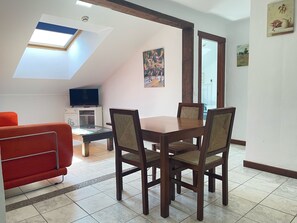 Cubrecamas, escritorio, wifi gratis y ropa de cama 