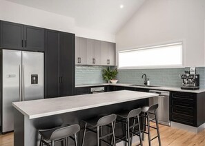 Réfrigérateur, micro-ondes, four, grille-pain