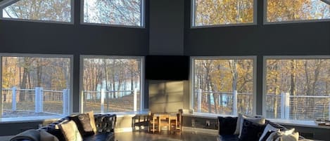 Smart-TV, Kamin, Bücher, Arbeitsbereiche