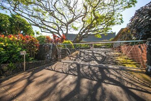 Property grounds - Hale Awa'puhi 1-C Oceanfront Luxury 2 BR w/ AC and Private Beach Access (Kapaa)