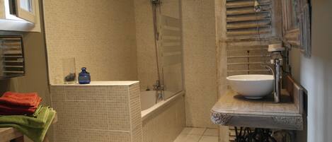 Combined shower/bathtub, towels, toilet paper