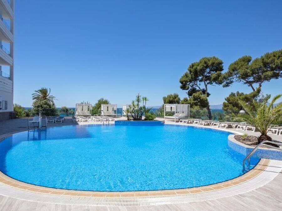 Piscine extérieure, chaises longues