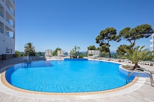 Outdoor pool, pool loungers