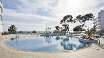 Piscine extérieure, chaises longues