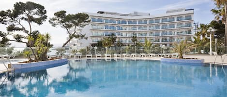 Outdoor pool, pool loungers
