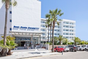 A modern hotel with a clear entrance, palm trees, and a parking lot. - Hotel Best Punta Dorada (Salou)