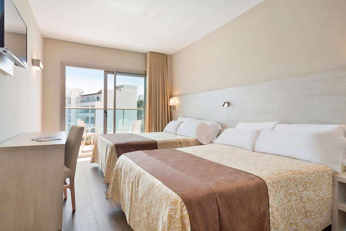 Een minibar, een bureau, gratis wifi, beddengoed