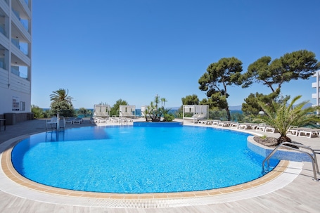 Alberca al aire libre y camastros . Hotel Best Punta Dorada