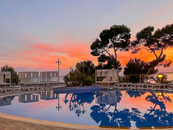 Outdoor pool, pool loungers