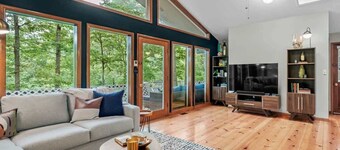 MCM Lakehouse - Direct Lake Access - Sleeps 8