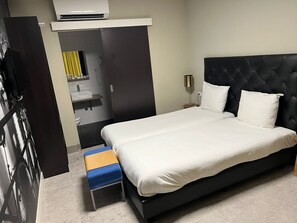 Economy room | Free WiFi - Camp-Inn Hotel (Amsterdam)
