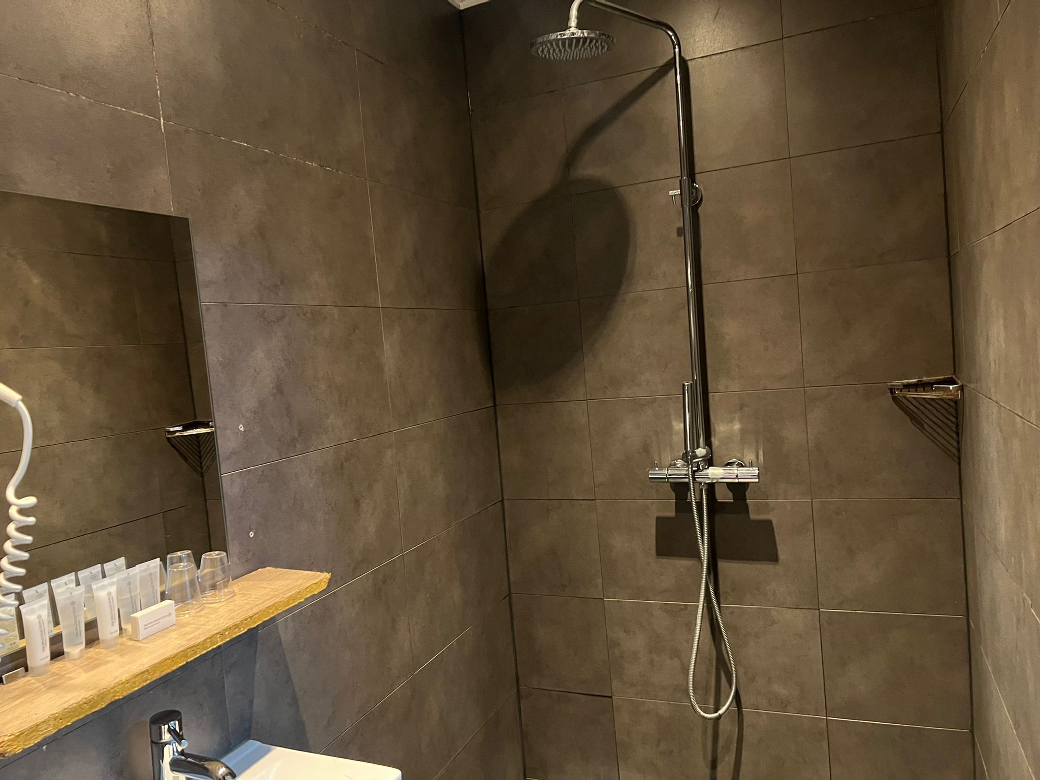 Budget room | Bathroom | Free toiletries, hair dryer