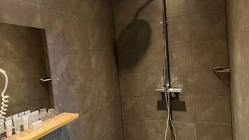 Budget room | Bathroom | Free toiletries, hair dryer