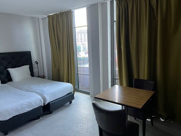 Lake view room | Free WiFi - Camp-Inn Hotel (Amsterdam)