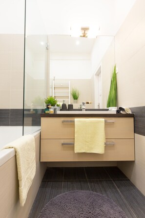 Exclusive Apartment | Bathroom - Real Apartments Zoltan II (Budapest)