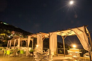 Outdoor dining - Corfu Aquamarine Hotel (Nisaki)