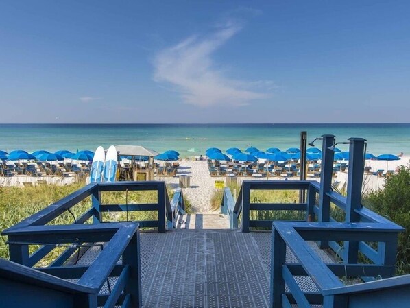 Property grounds - Seychelles end unit 3BR 2BA next door to Schooners! (Panama City Beach)