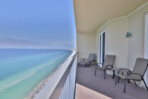 Property grounds - Seychelles end unit 3BR 2BA next door to Schooners! (Panama City Beach)