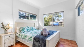 3 bedrooms, iron/ironing board, bed sheets