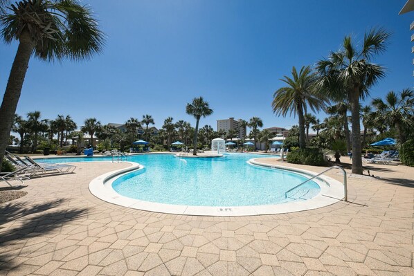 Una piscina al aire libre, una piscina climatizada