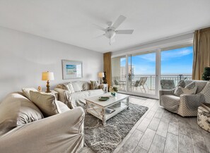 Living area - BEAUTIFUL STERLING SHORES GULF FRONT CONDO! (Destin)
