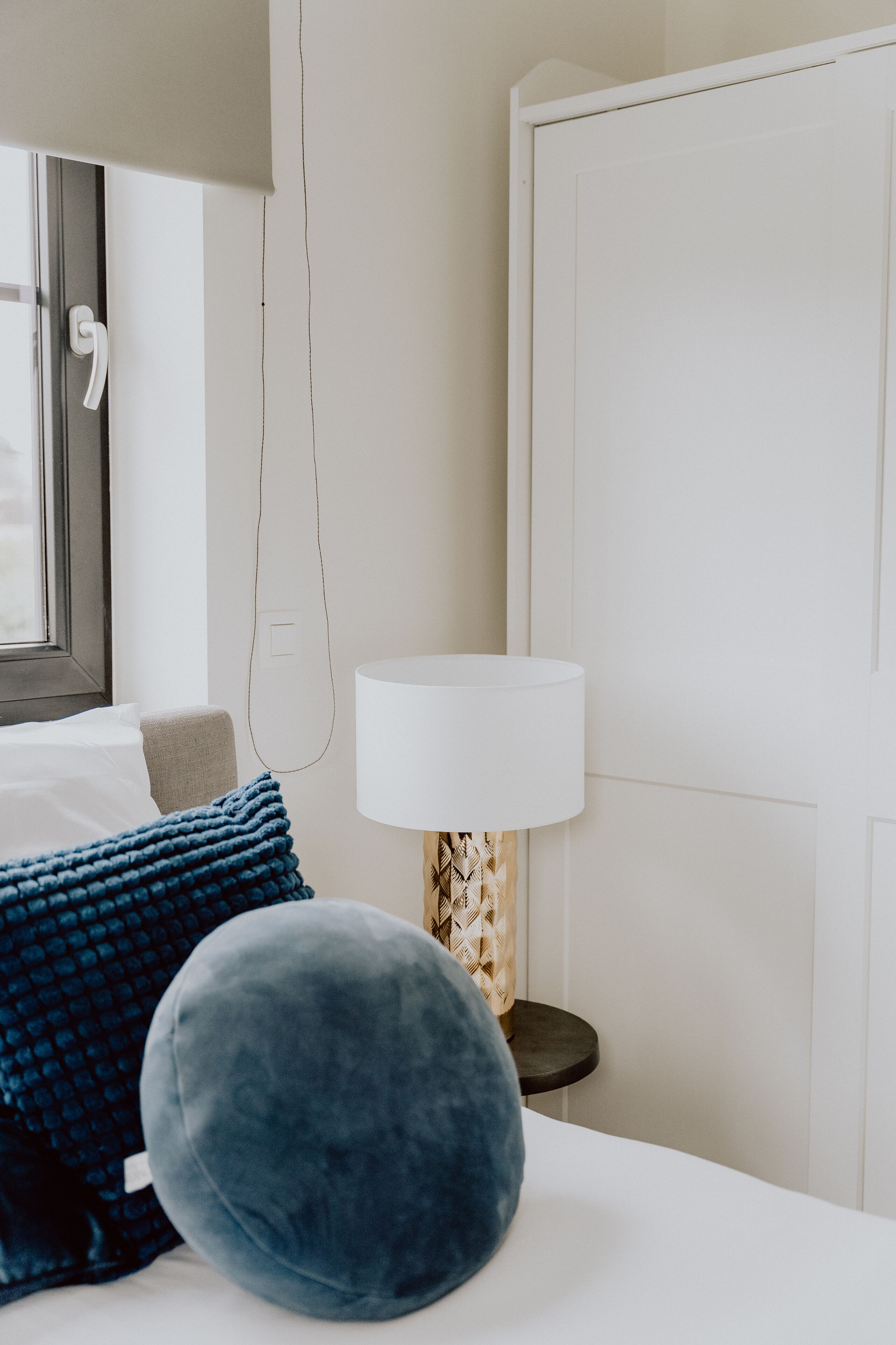 Business Apartment | Living area | 65-cm flat-screen TV with digital channels, TV