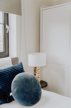 Apartamento Business | Zona de estar | Televisión de pantalla plana de 65 cm con canales digitales